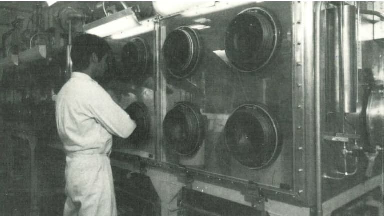 動力炉・核燃料開発事業団のグローブボックスを受注